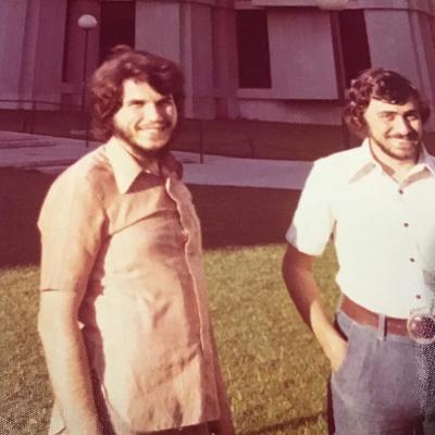 Με τον Δ. Καζάνα, μπροστά στη βιβλιοθήκη Regenstein, Παν. Σικάγου , 1977